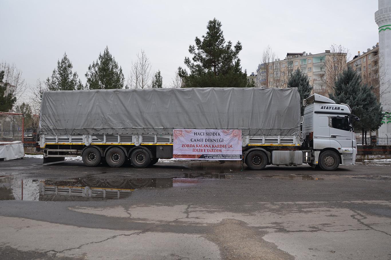 Diyarbakır'dan İdlib'e 1 TIR yardım gönderdi